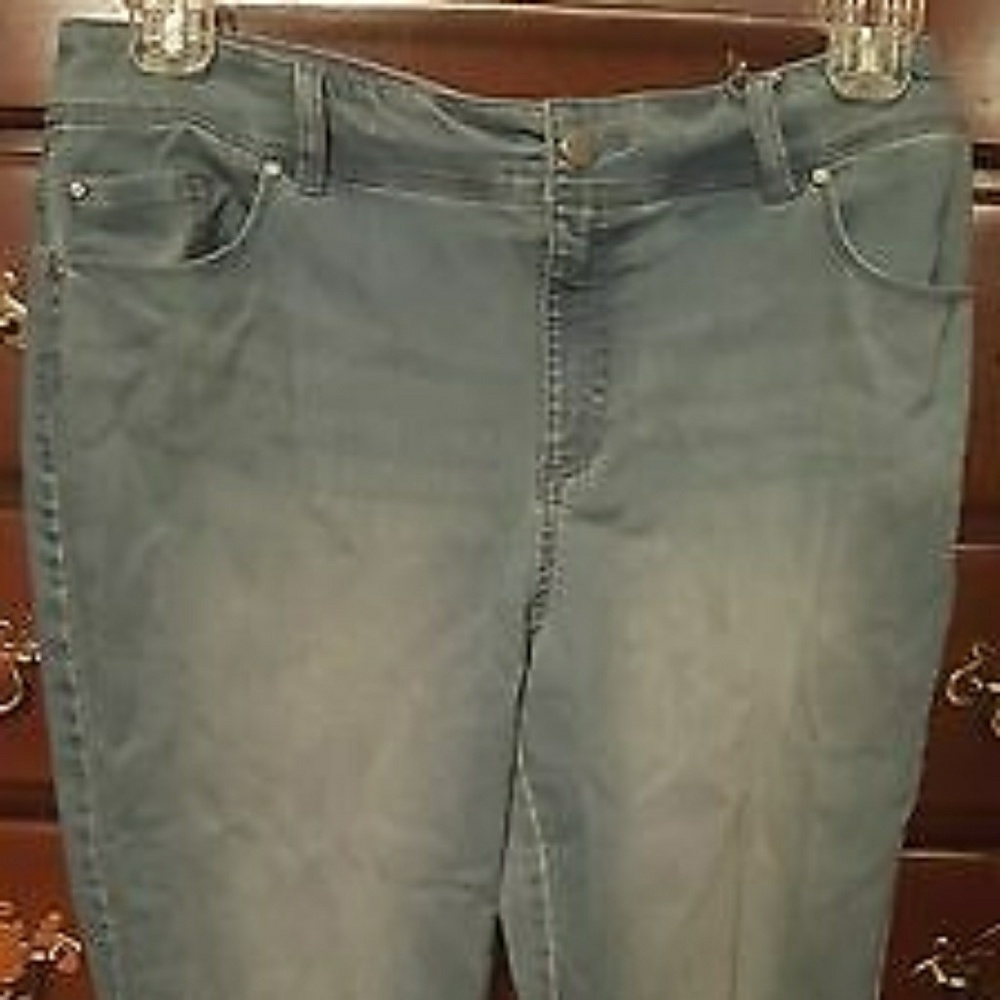 NWT Chico's Cropped Skimmer Jean. 1/M